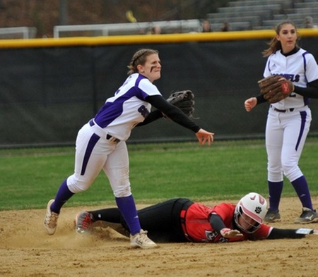 Softball's Season Ends With Loss to Endicott in CCC Tournament, 4-3
